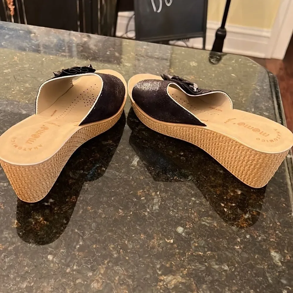 *Momo* Sz 39 Black Metalluc Glitter Camellia Floral Wedge Slides LN!